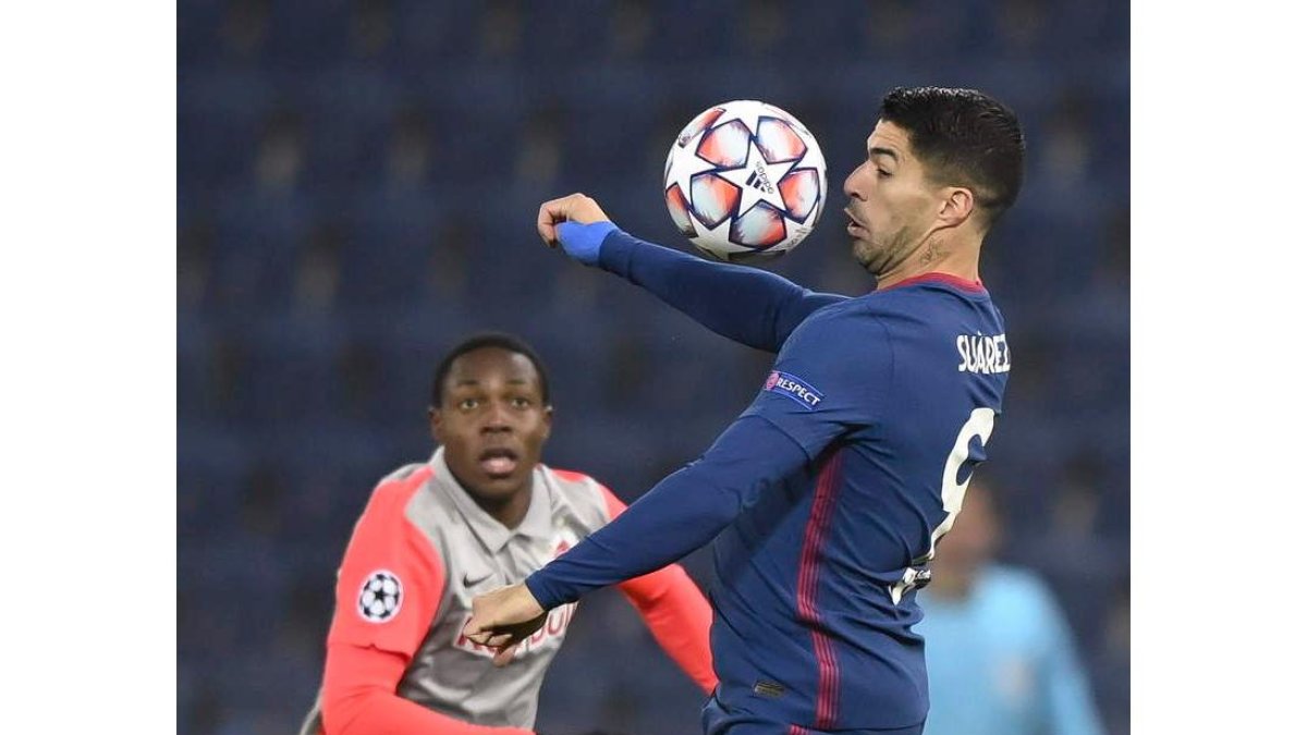 Luis Suárez volvió a jugar con el Atlético. CHRISTIAN BRUNA