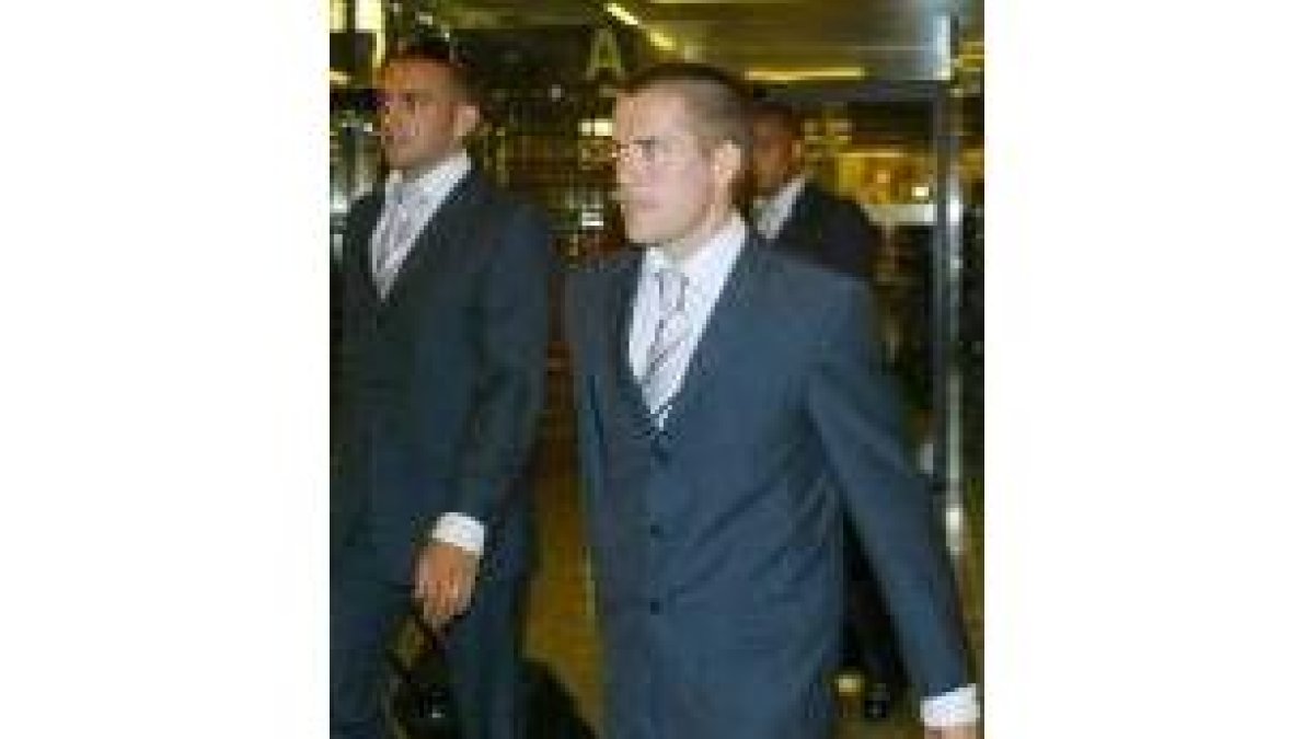 Raúl Bravo y Owen a su llegada con la expedición del Madrid a Mallorca