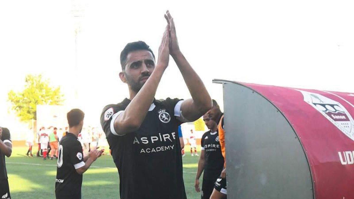Viti, el único leonés de la plantilla de la Cultural, pide perdón a la afición leonesa en el estadio de la Piñonera tras consumar un desastre sin precedentes.