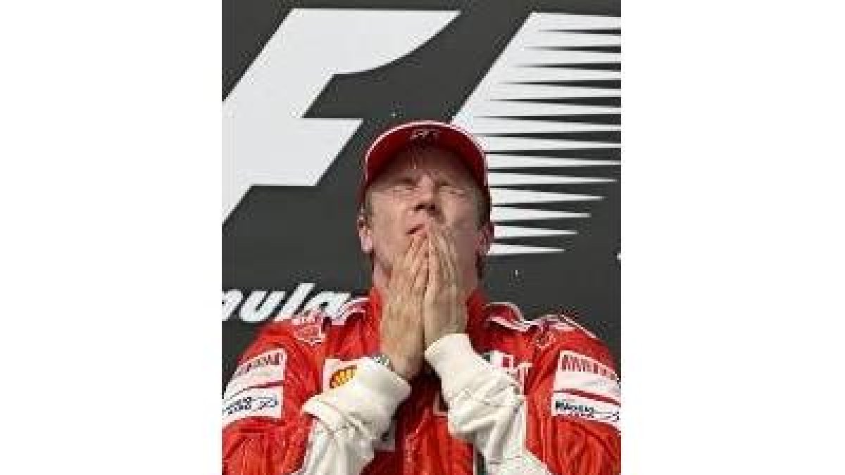Kimi Raikkonen, el «hombre de hielo», celebra su triunfo ayer en el podio de Interlagos