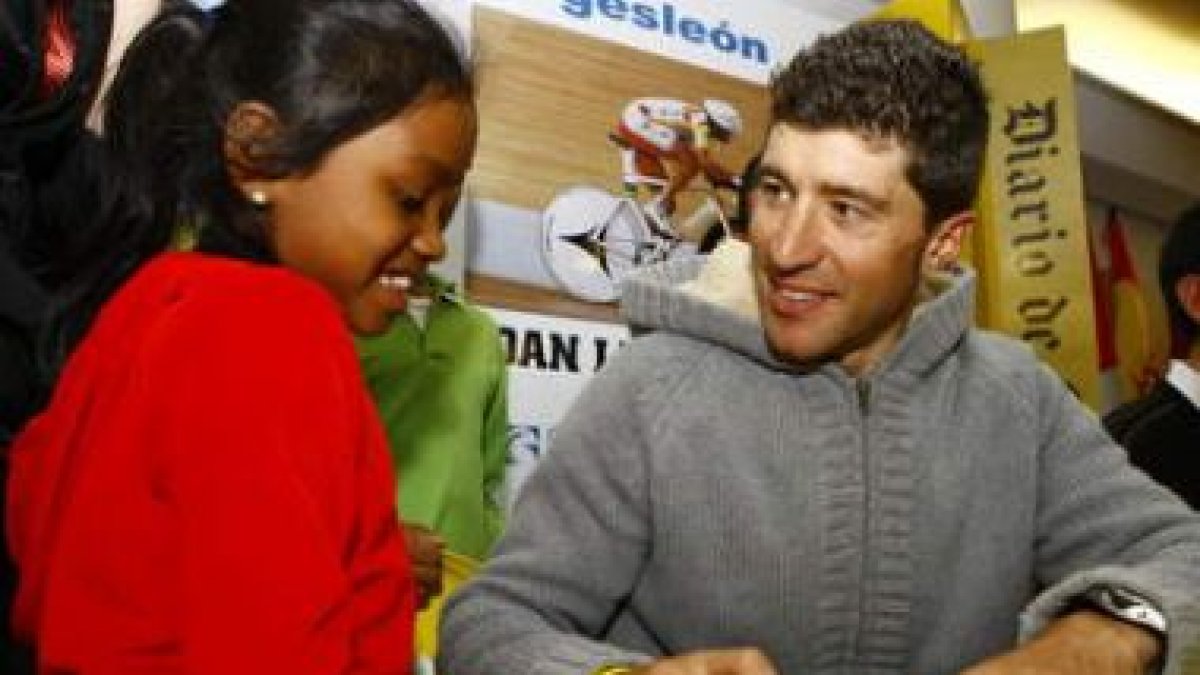 Rubiera y Llaneras no pararon de firmar autógrafos a los cientos de aficionados que acudieron a una