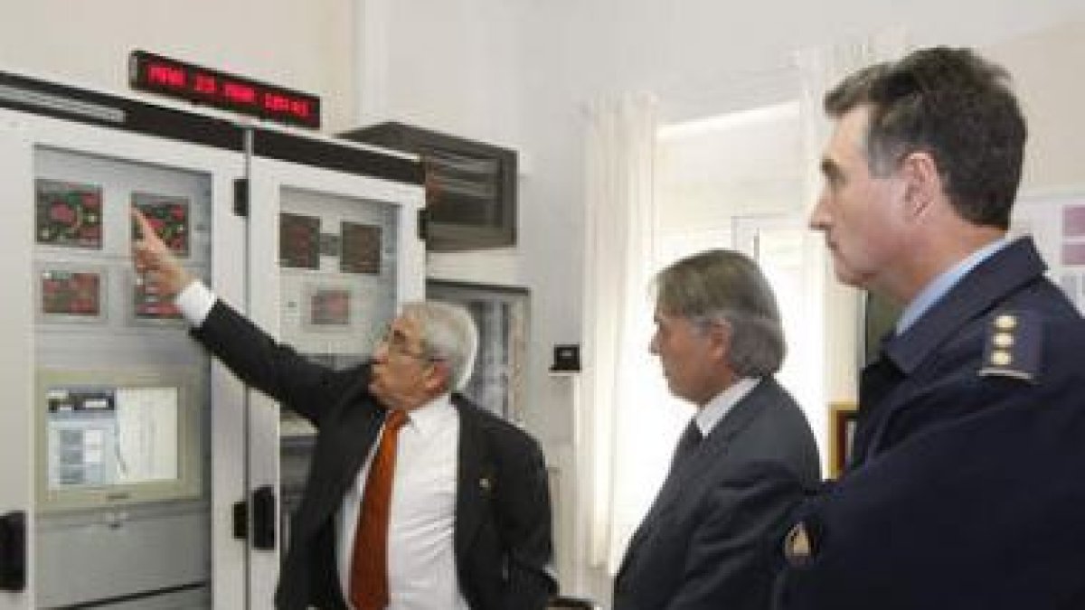 Félix Salán, Francisco Alvárez y el coronel Castillo Bretón, ayer en la estación Meteorológica.