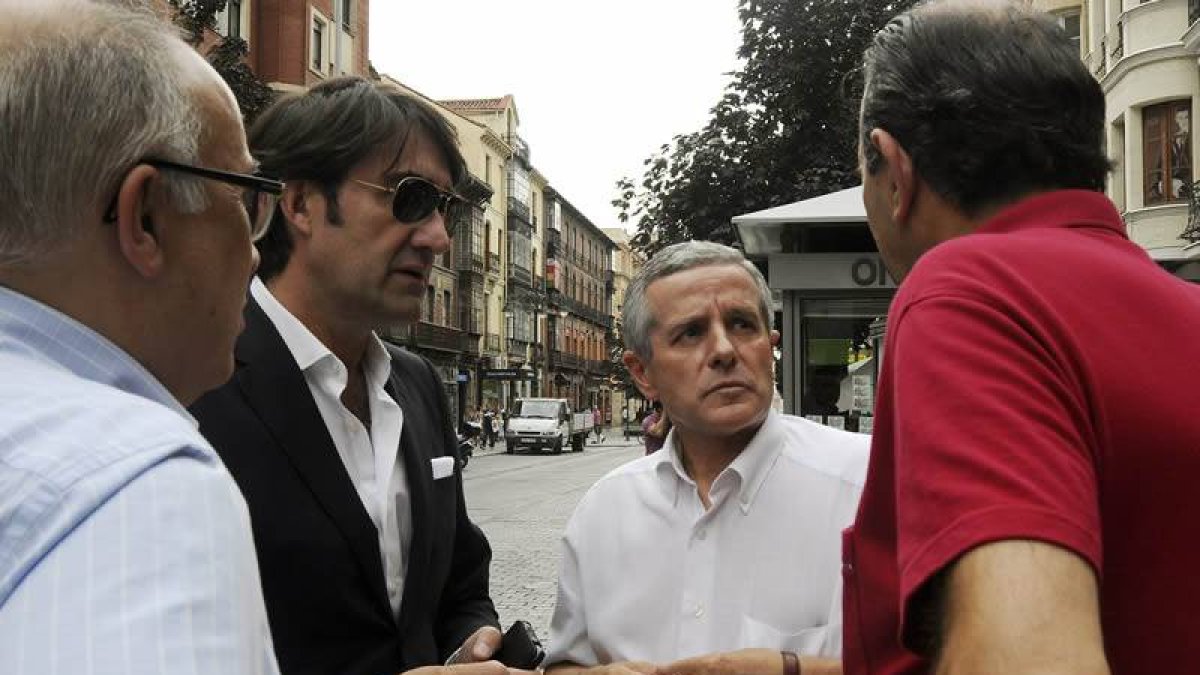 El alcalde de León, Emilio Gutiérrez, conversa con el subdelegado del Gobierno Juan Carlos Suárez Quiñones.