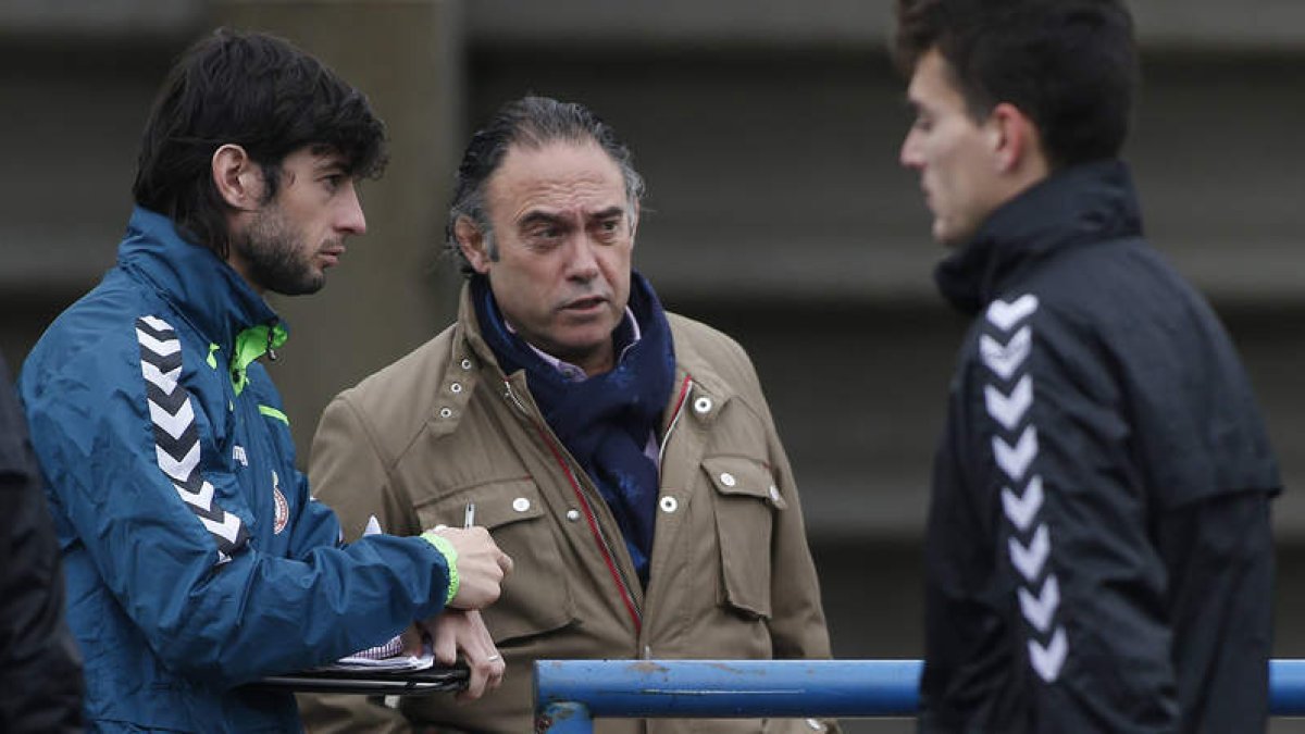 Felipe Llamazares, director general de la Cultural, presenció el entrenamiento del lunes y habló claro con Ferrando y la plantilla. JESÚS