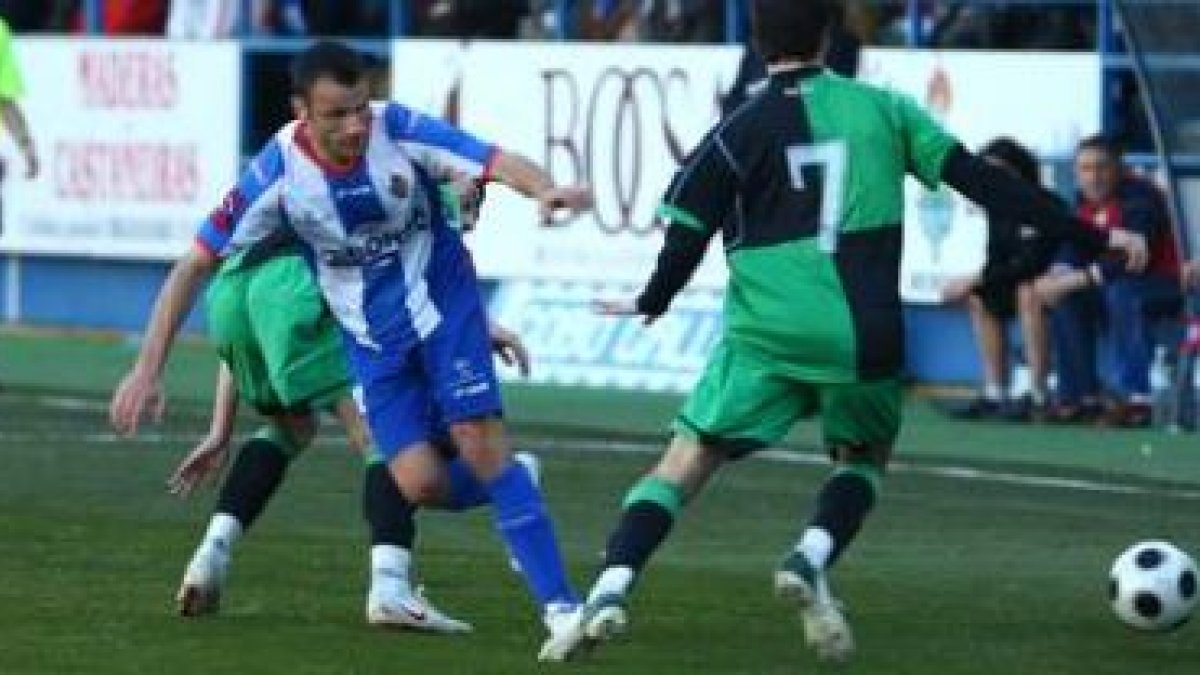 Candela, que puede ser novedad para este encuentro, en el partido ante el Real Rácing en el mes de f