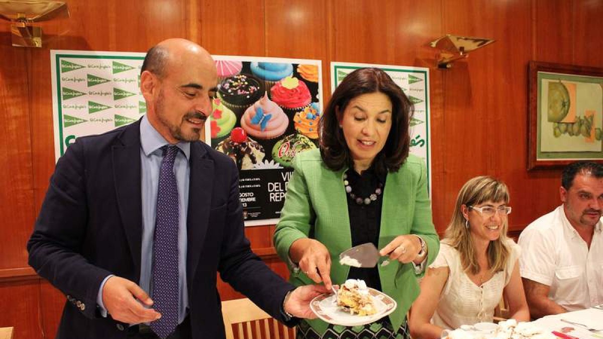 Ana Rosa Sopeña corta la tarta de Santa Cecilia que endulzó la presentación de la feria.