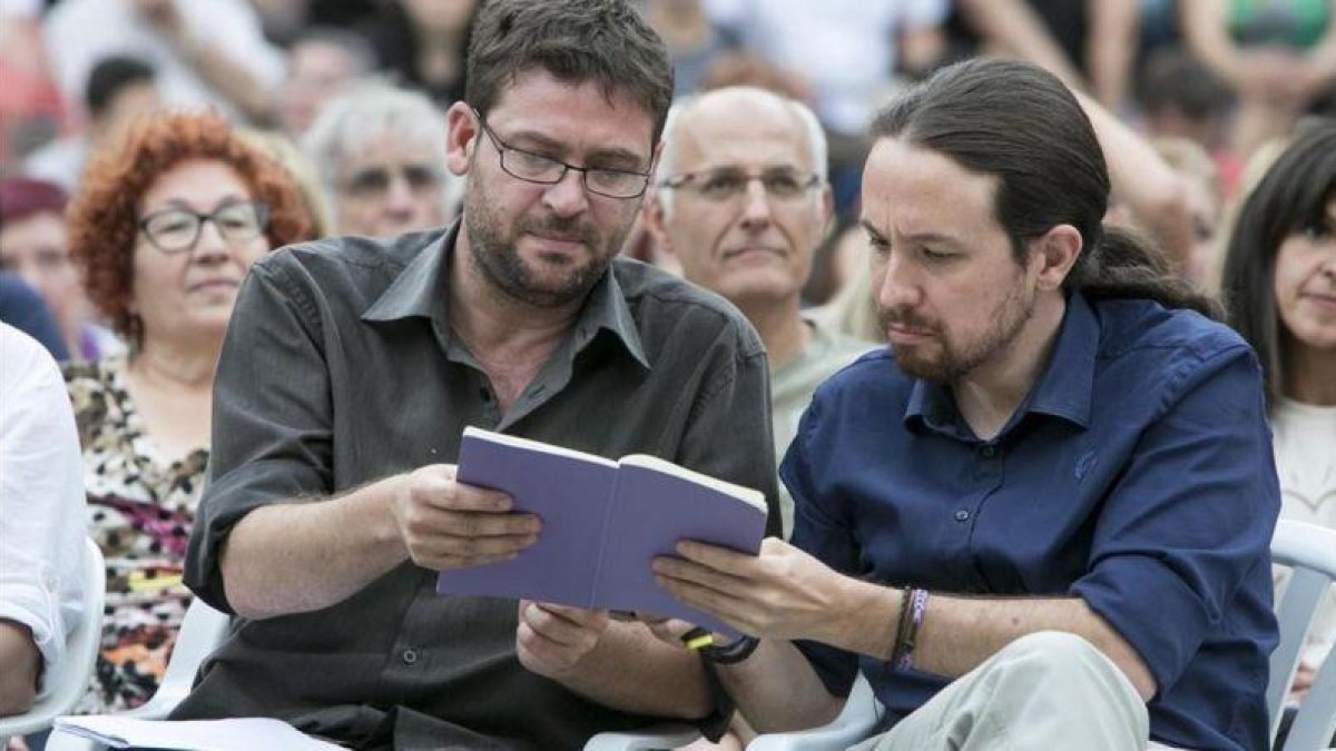 Iglesias consulta sus notas con Fachin durante un mitin en Badalona, en el 2015.