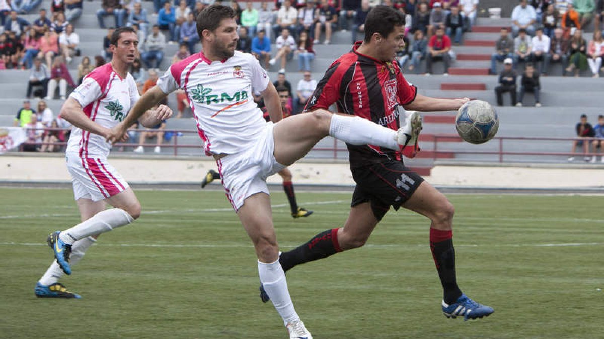 Álex Vázquez, en el centro, trata de frenar el avance del delantero del Unión Viera Néstor Trujillo, con Juan Bardal siguiendo la acción en un lance del partido disputado en Las Palmas.
