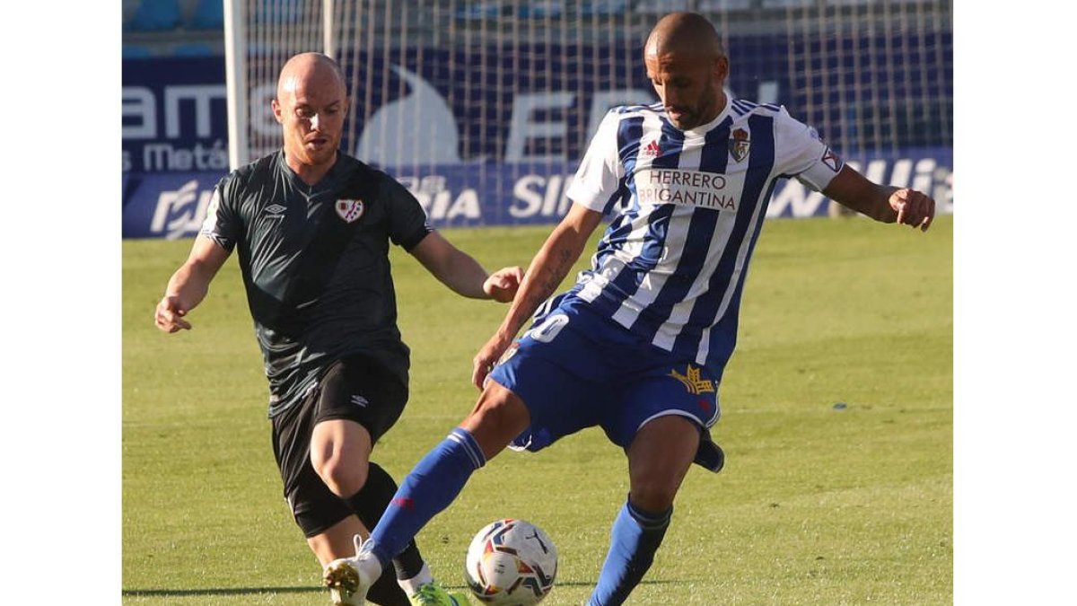 El triunfo de la Deportiva sirvió para recortar terreno al Rayo, que empató ayer al Albacete. A. BARREDO