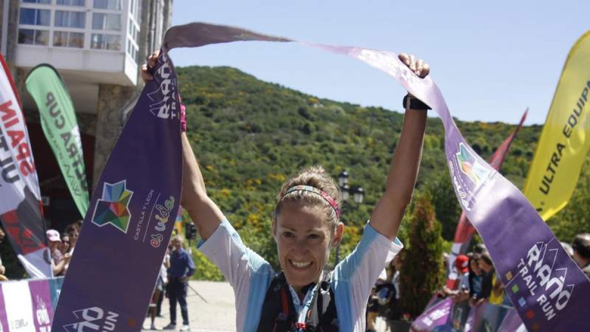 Podio por equipos tras la disputa de la tercera jornada de la Riaño Trail Run. A la derecha Soraya Gómez al cruzar la línea de meta. CAMPOS