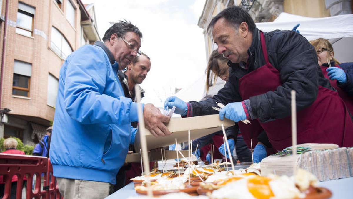 La feria que «cada año gana en proyección y se va consolidando», como explican los responsables, abrirá hoy de 18.00 a 22.00 horas, mañana de 10.00 a 14.30 y el mismo horario de tarde y el domingo cerrará por la mañana a las 15.00 horas y por la tarde a l