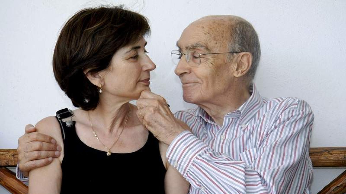 Pilar del Río, autora de ‘La intuición de la isla’, y José Saramago, en 2009.