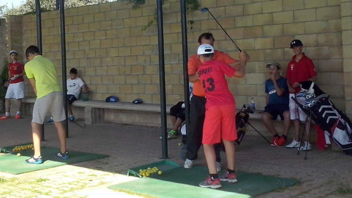 La enseñanza y el perfeccionamiento del golf se imparte este verano en el campus.