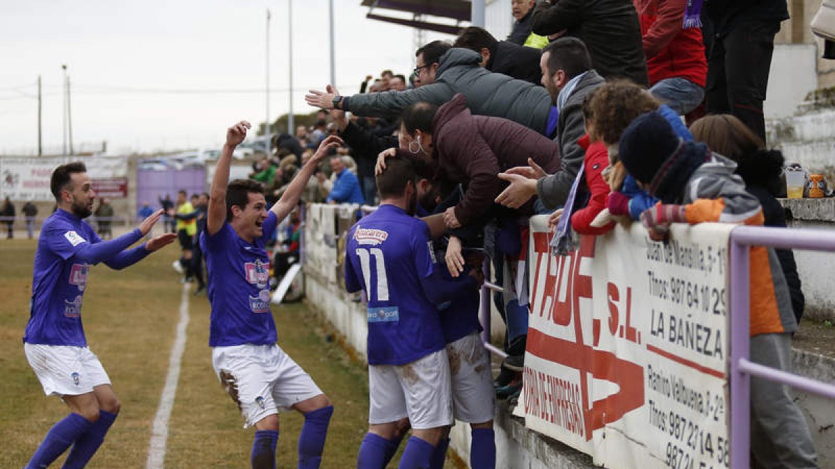 Los jugadores bañezanos celebran con su afición el gol que culminaba la remontada frente a los maragatos en el derbi.
