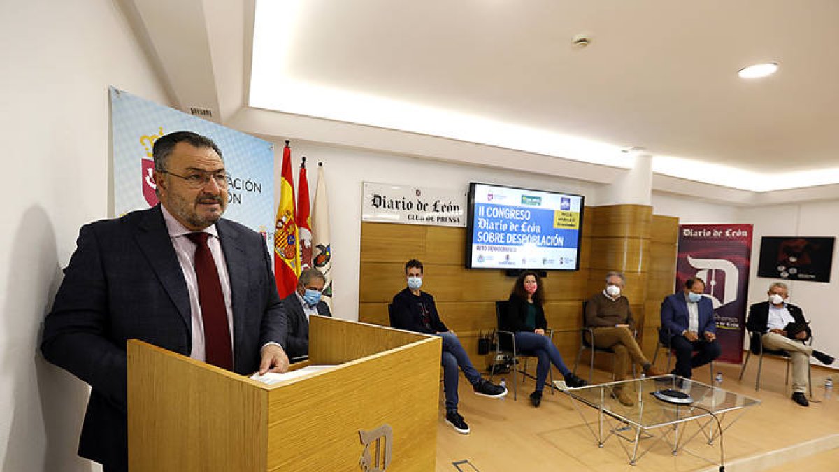 El `residente de la Diputación fue el encargado de abrir la última mesa redonda. MARCIANO PÉREZ