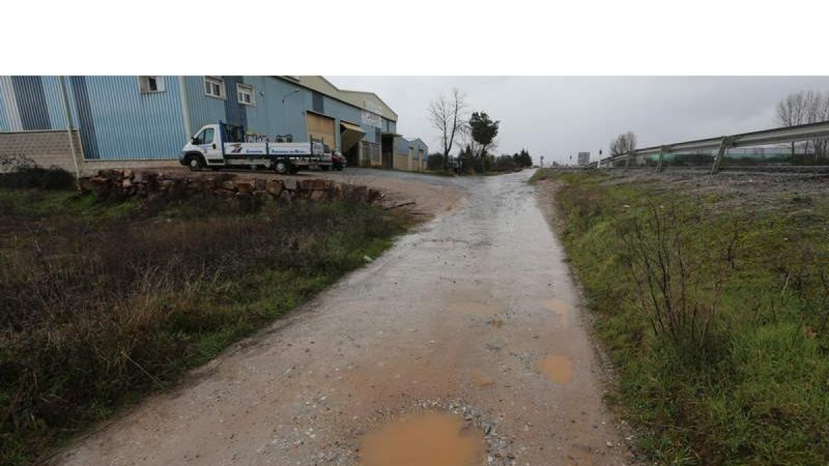 El vial da servicio a dos naves industriales ubicadas cerca de la Inspección de la ITV.