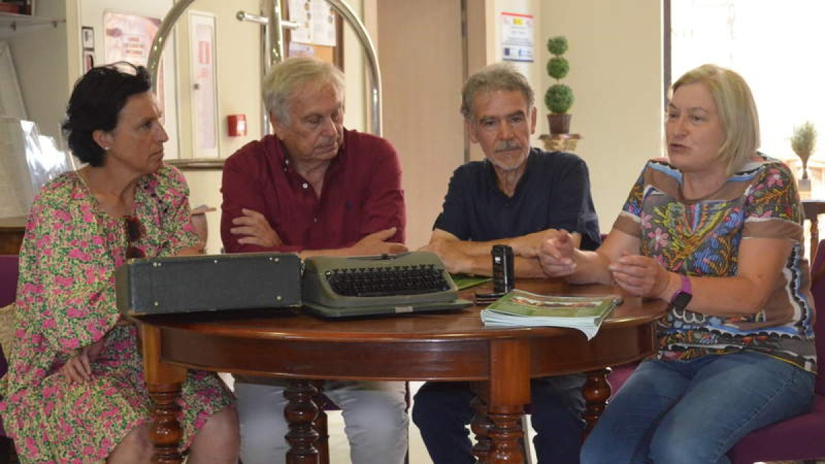 Miembros de la asociación presentaron ayer el programa. MEDINA