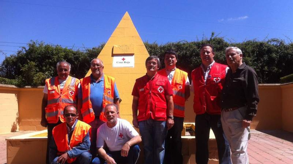 Algunos voluntarios y el presidente comarcal de Cruz Roja posan en la fuente del Mayuelo.