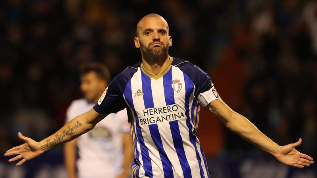 El RC Deportivo será uno de los rivales fijos de la Deportiva Ponferradina. DE LA MATA