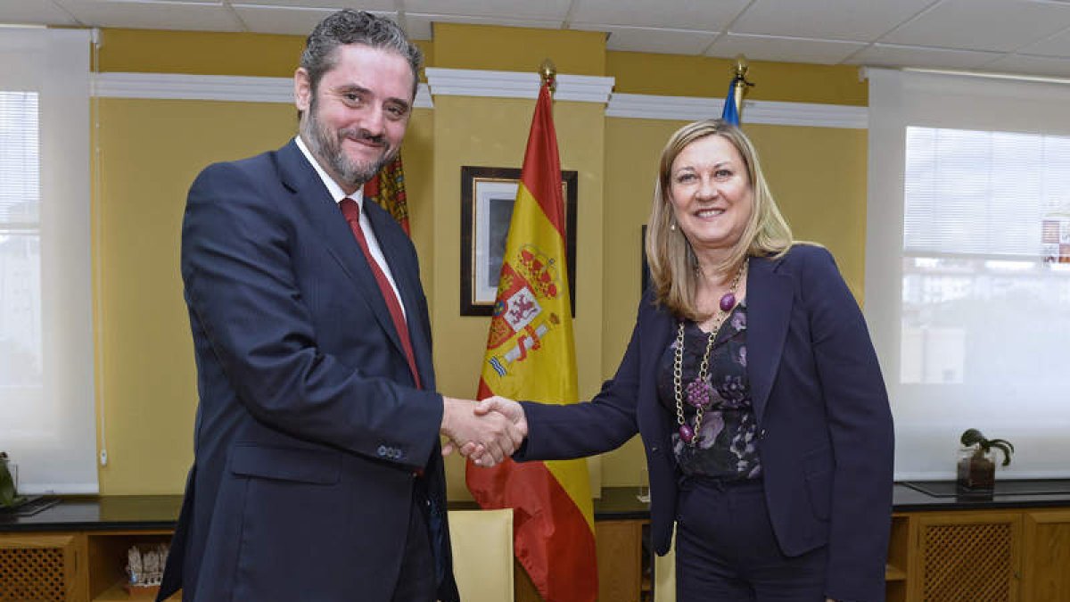 La consejera durante la firma de adhesión de Caixa Geral. N.G.