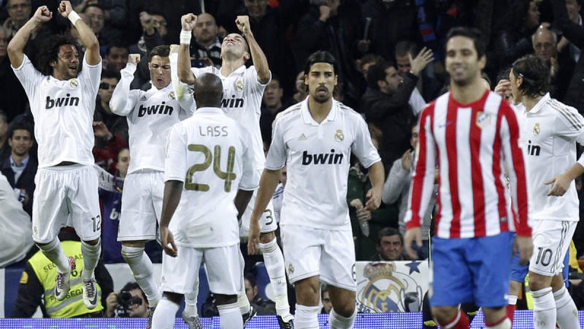 Cristiano Ronaldo, al fondo, celebra junto a Marcelo y Pepe su gol ante el Atlético.