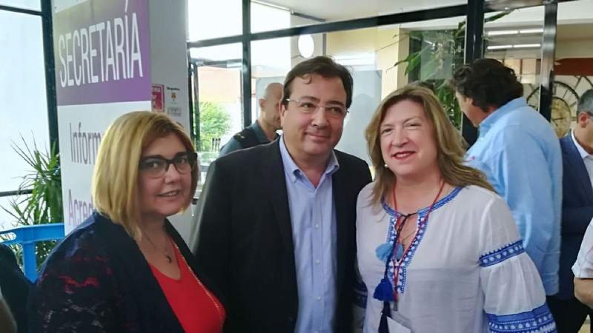 La concejala de Turismo de Ponferrada, María Antonio Gancedo, con el presidente de Extremadura. DL