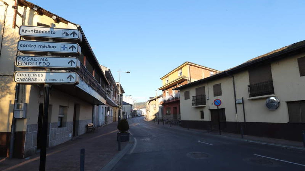 Imagen de la zona ya remodelada de la calle Severo Gómez Núñez en Cubillos del Sil. ANA F. BARREDO