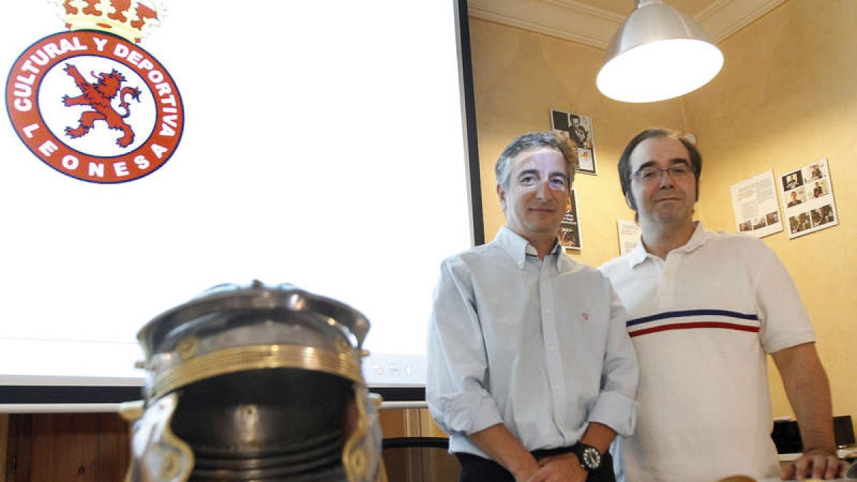 Juan Luis Díez y Jesús López de Uribe, derecha, durante la presentación del spot.