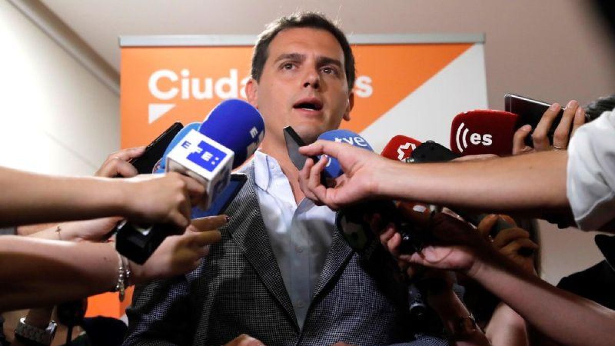 El presidente de Ciudadanos, Albert Rivera, atiende a los medios de comunicación.