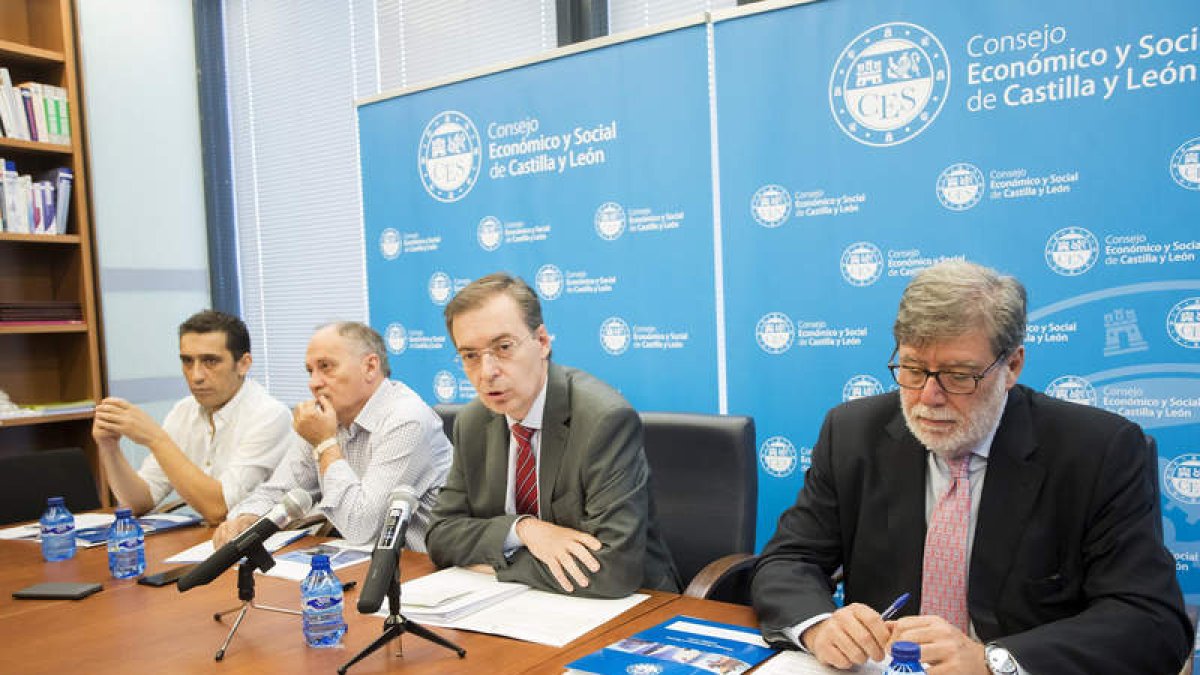 Vicente Andrés, Faustino Temprano, Santiago Aparicio y Germán Barrios, ayer en Valladolid .R. GARCÍA