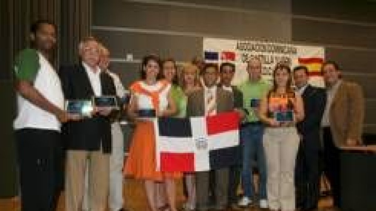 Los homenajeados posaron en una imagen de familia al finalizar el acto
