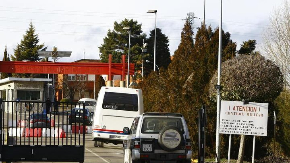 Acceso a la Base Aérea de La Virgen del Camino.
