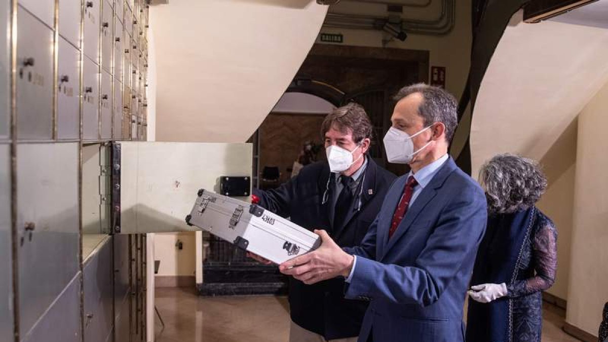 Duque depositó el legado de Severo Ochoa en la cámara acorazada del Cervantes. RODRIGO JIMÉNEZ