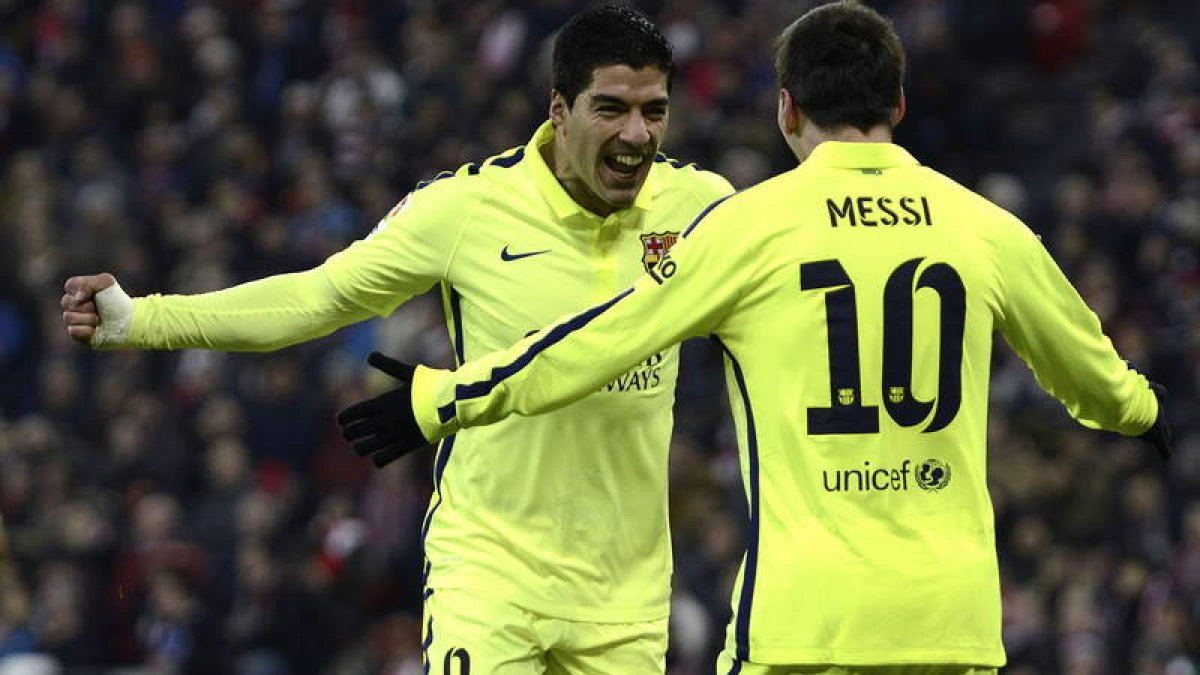 Luis Suárez celebra con Messi el gol del uruguayo, el segundo que logró ayer el Barça frente al Athletic