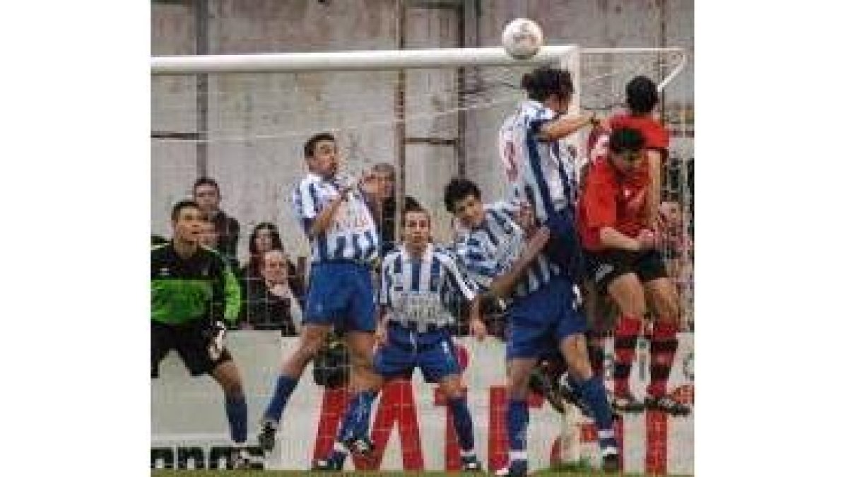 Iván Agustín remata en la acción del gol que anotó finalmente Rebollo