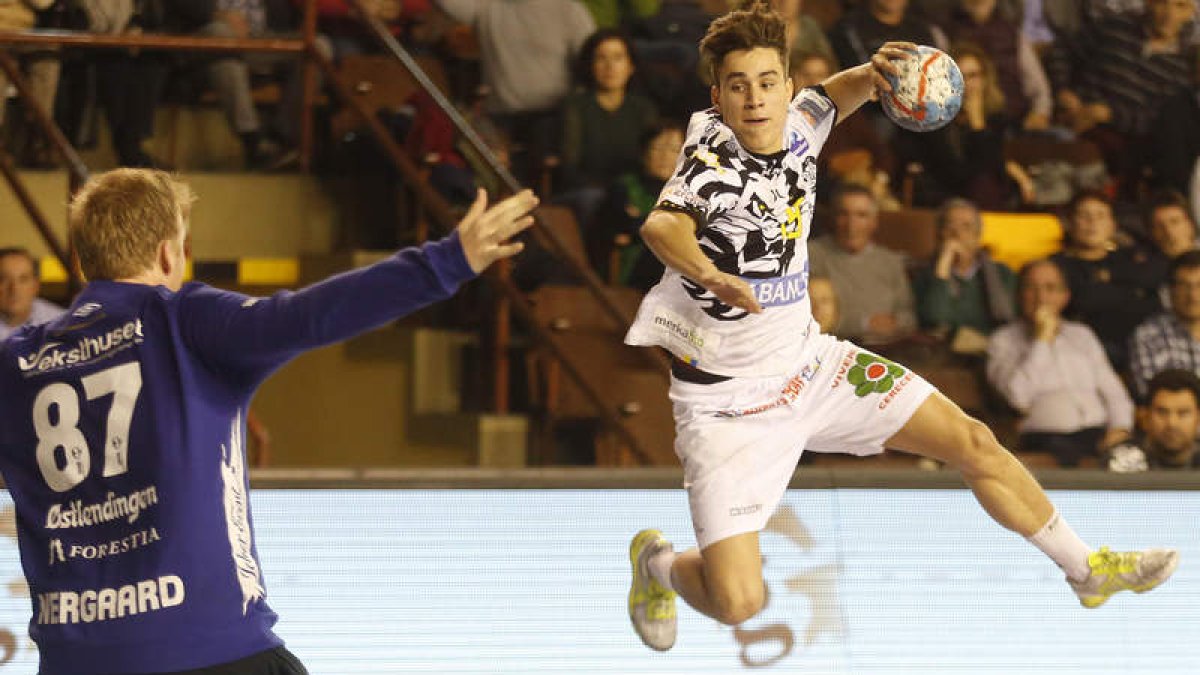 Gonzalo Pérez lanza a portería durante el partido de Champions ante el Elverum. FERNANDO OTERO