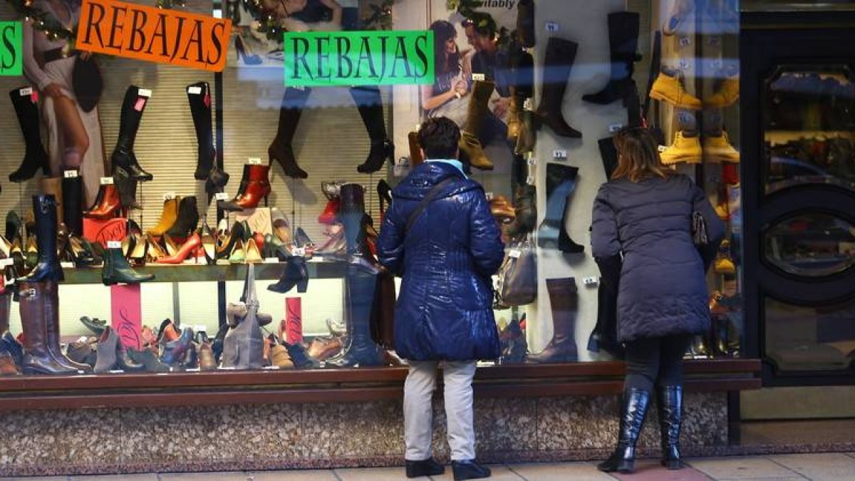 Aspecto que presentaba ayer un escaparate de la capital.
