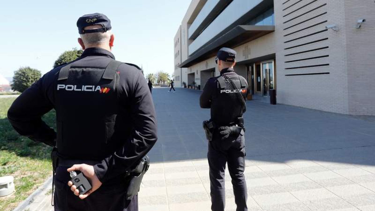 Agentes del Cuerpo Nacional de Policía durante su trabajo en Castellón. DOMENECH CASTELLÓ