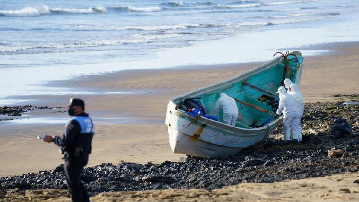 Cayuco en el que murieron las personas migrantes varado en la playa en Tenerife. RAMÓN DE LA ROCHA