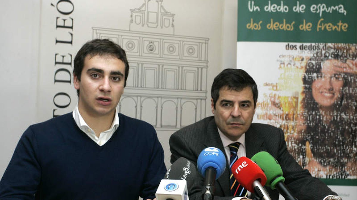 El concejal de Juventud firma un acuerdo con el director de Cerveceros de España.