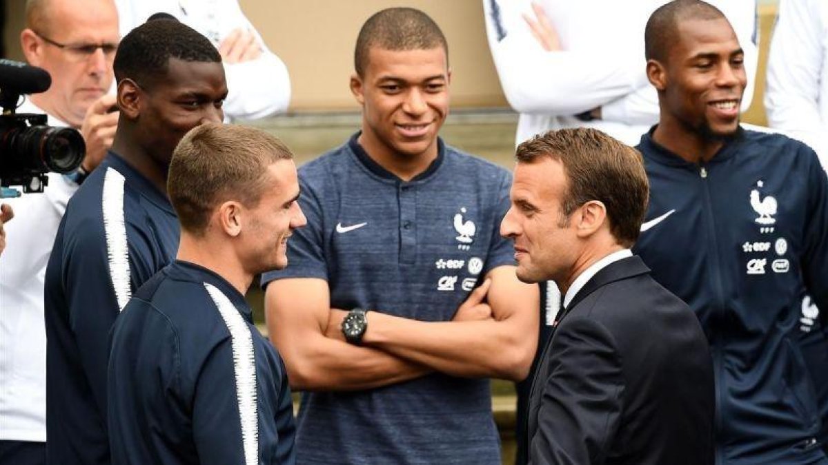 Macron y Griezmann, en París.