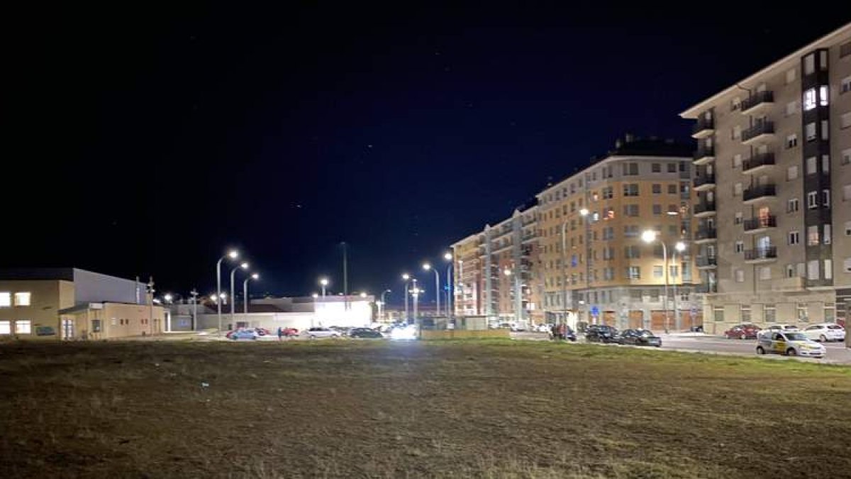 La pelea se inició en la calle Encinar (a la derecha) y acabó en el pabellón de La Torre (a la izquierda). M.Á.Z.
