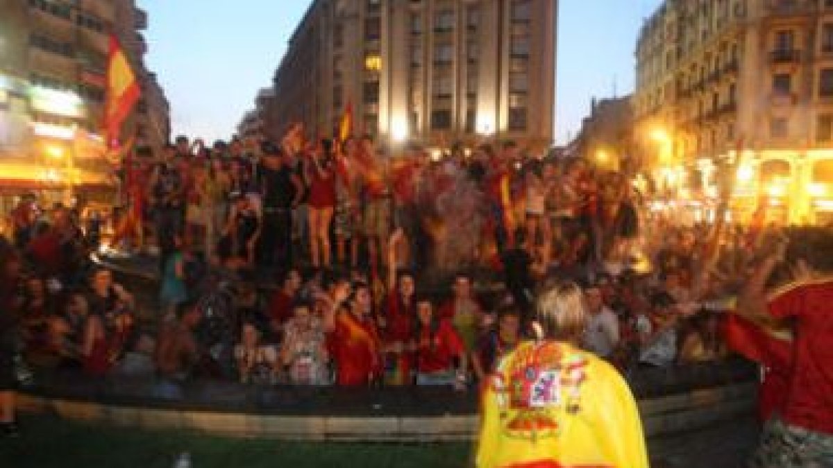 Los aficionados leoneses celebran en la fuente de Santo Domingo el triunfo histórico de la selección