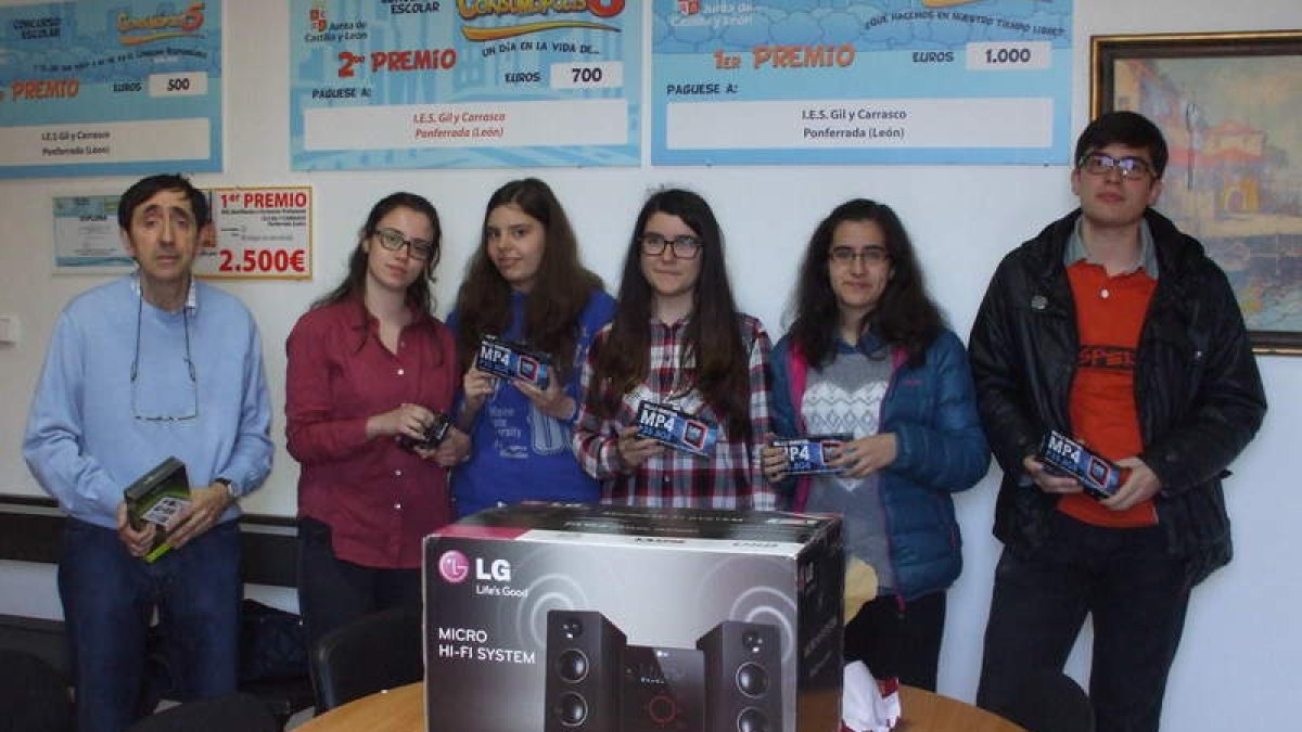 El profesor Marino Castro y los cinco alumnos premiados.