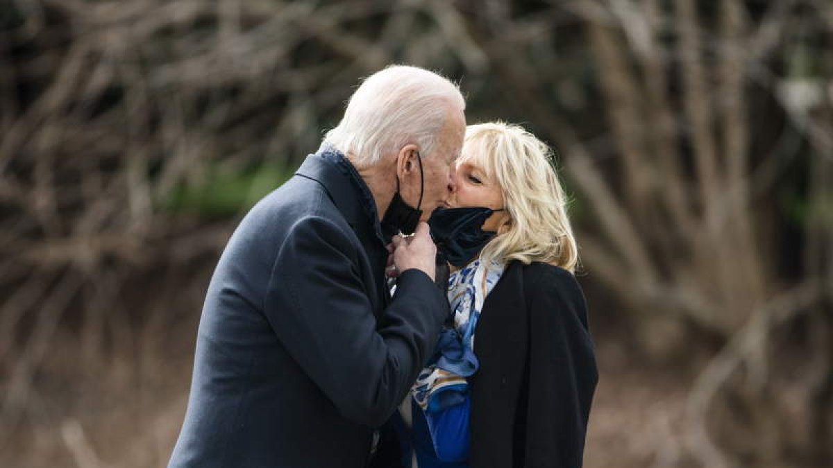 El presidente Biden besa a su esposa Jill antes de iniciar su jornada de trabajo. JIM LO SCALZO