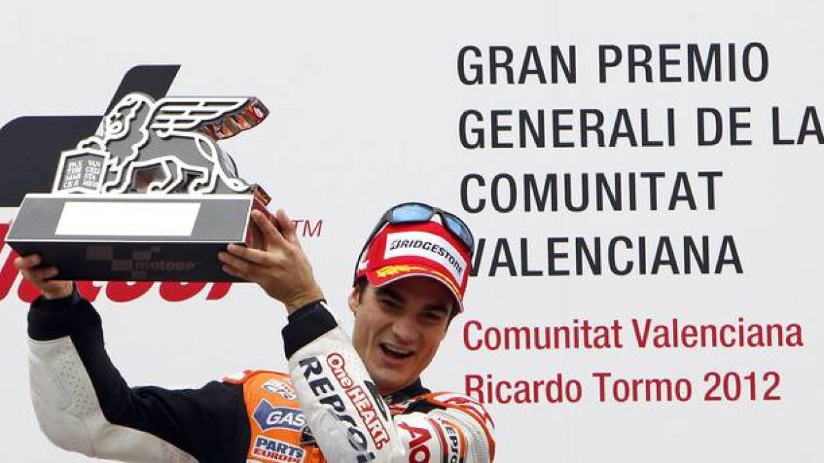 Dani Pedrosa celebra en el podio su victoria en MotoGP, este domingo en Cheste.