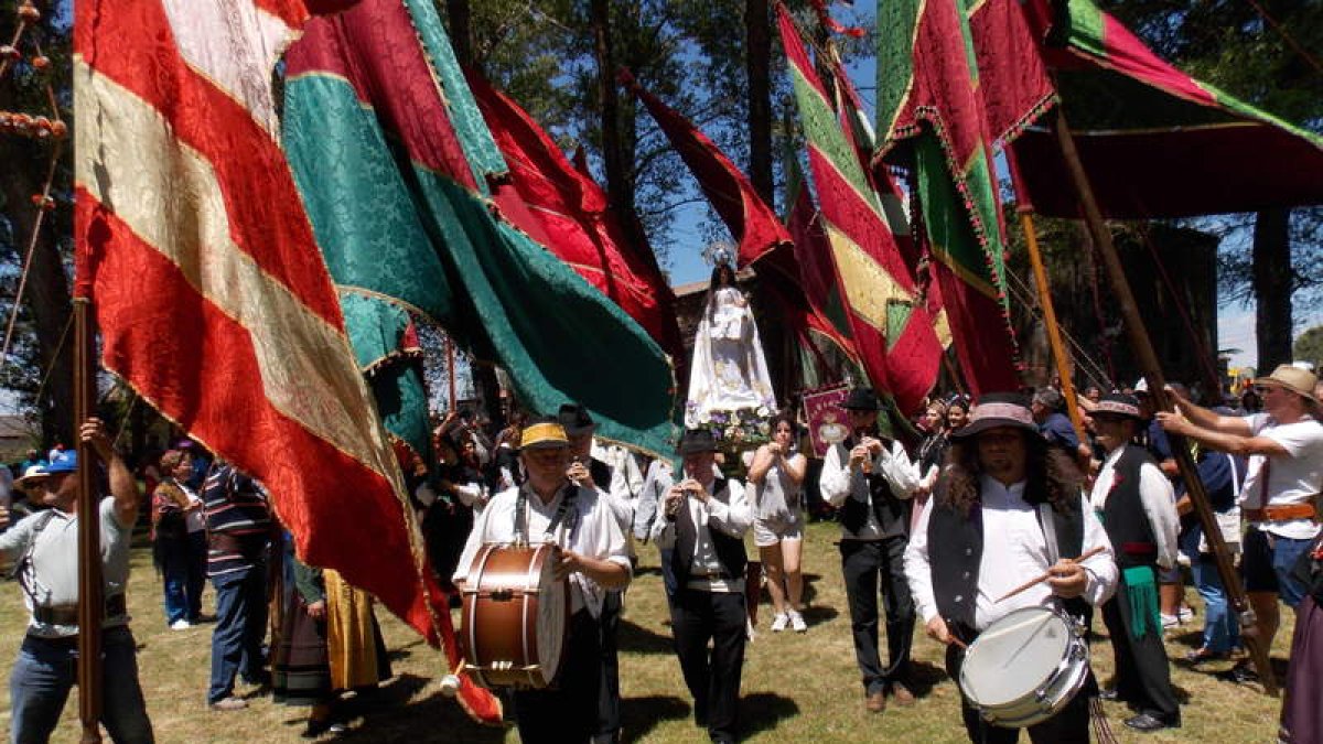 La Virgen es escoltada por los pendones a la entrada de la capilla para celebrar la misa. PLANILLO
