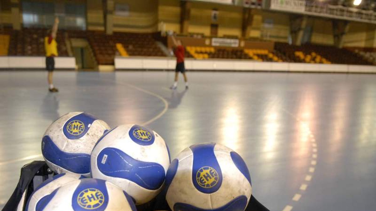 El Ademar aún tendrá que esperar para saber si tiene plaza en Europa la próxima temporada. J. Q.