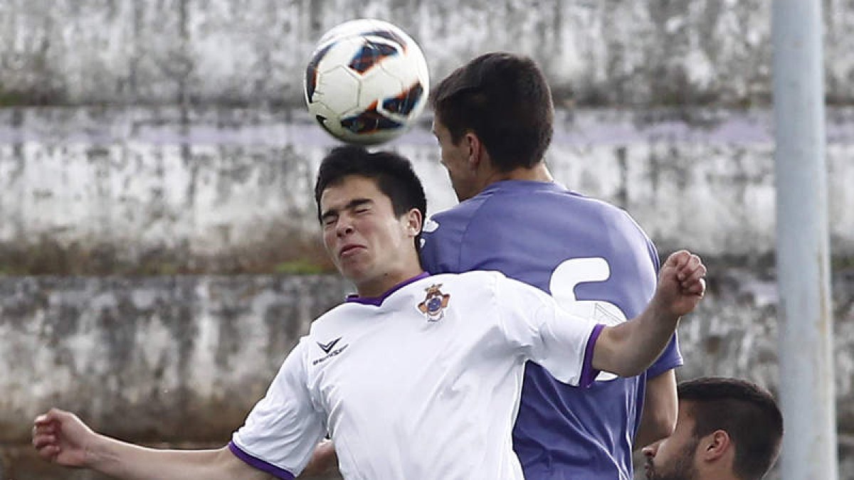 Diego, a la derecha, despeja un balón a pesar de la oposición de un jugador salmantino.