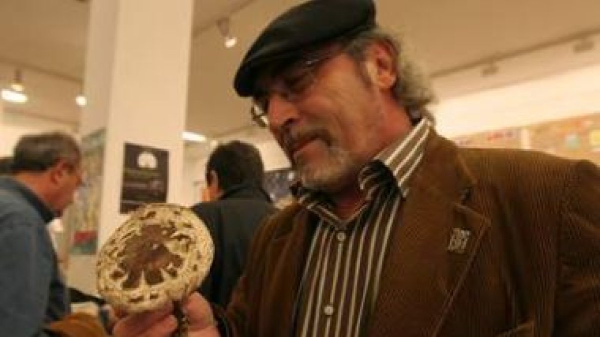 Trapiello, ayer en la Casa de la Cultura, con la Macrolepiota venenata de la muestra micológica.